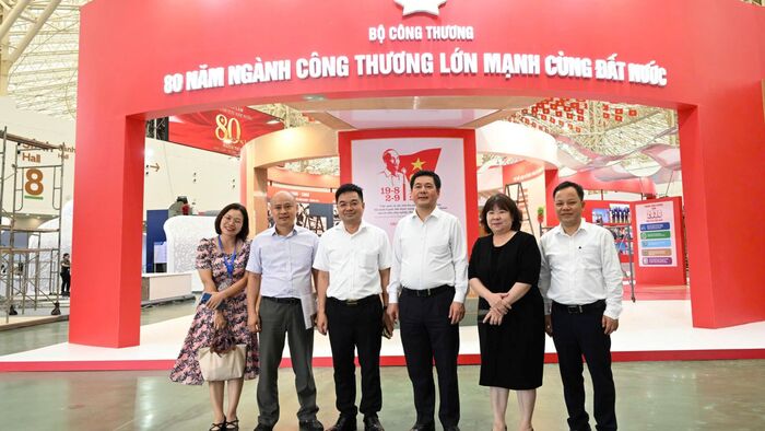 Bộ trưởng Nguyễn Hồng Diên kiểm tra tiến độ gian triển lãm “80 năm ngành Công Thương lớn mạnh cùng đất nước”