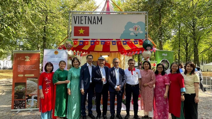 Gian hàng “Ẩm thực Việt Nam - Hương vị khó quên” tại Hà Lan thu hút đông đảo khách tham quan