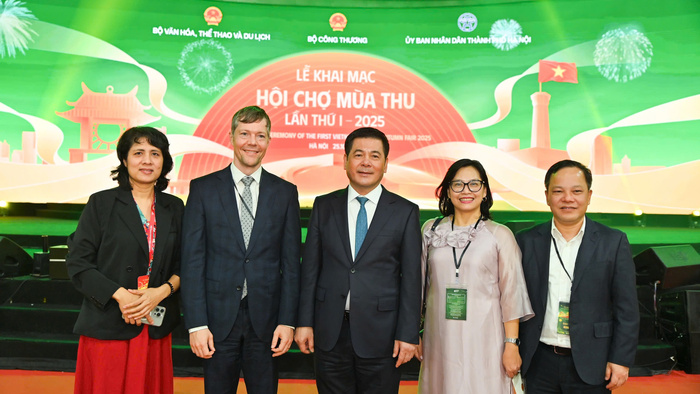 Bộ trưởng Nguyễn Hồng Diên gặp gỡ doanh nghiệp quốc tế trước thềm khai mạc Hội chợ Mùa Thu lần thứ nhất năm 2025
