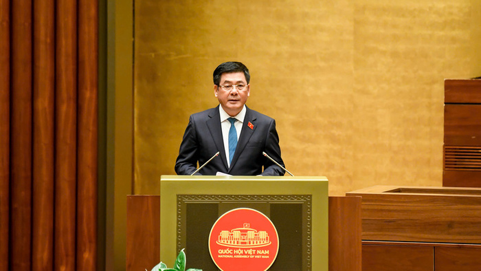 Bộ trưởng Nguyễn Hồng Diên trình Quốc hội Luật Thương mại điện tử
