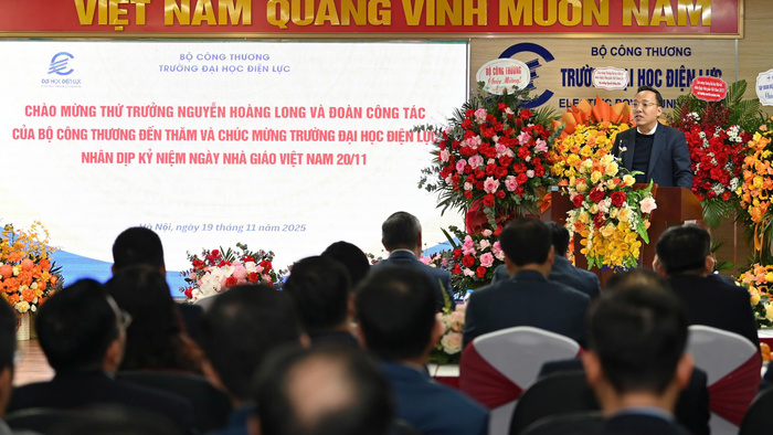Thứ trưởng Nguyễn Hoàng Long thăm và chúc mừng Trường Đại học Điện lực nhân ngày Nhà giáo Việt Nam 20/11