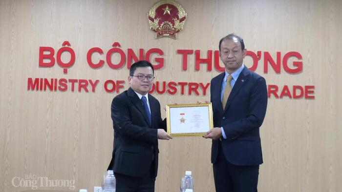 Trao tặng Kỷ niệm chương “Vì sự nghiệp phát triển ngành Công Thương Việt Nam” cho Tổng giám đốc Toyota Việt Nam