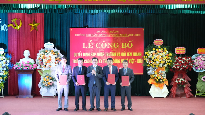 Lễ công bố Quyết định sáp nhập và đổi tên thành trường Cao đẳng Kỹ thuật Công nghệ Việt - Đức.