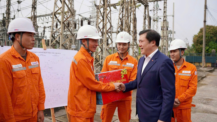 Thứ trưởng Nguyễn Sinh Nhật Tân kiểm tra cung ứng hàng hoá Tết Bính Ngọ tại Phú Thọ