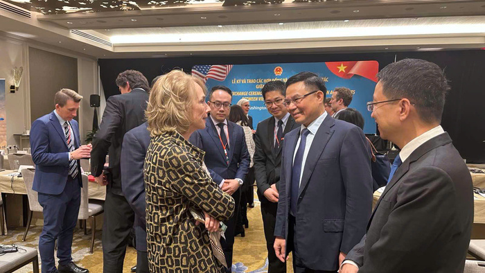 Quyền Bộ trưởng Lê Mạnh Hùng làm việc với Giám đốc cơ quan Thương mại quốc tế Hoa Kỳ và Phó Chủ tịch AmCham tại Việt Nam