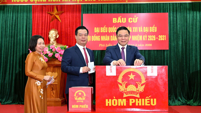 Quyền Bộ trưởng Bộ Công Thương Lê Mạnh Hùng tham gia bỏ phiếu bầu đại biểu Quốc hội khóa XVI và Hội đồng nhân dân các cấp tại TP. Hải Phòng