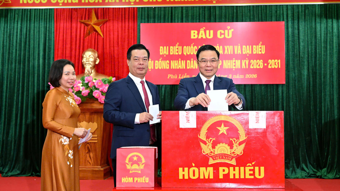 Quyền Bộ trưởng Bộ Công Thương Lê Mạnh Hùng tham gia bỏ phiếu bầu đại biểu Quốc hội khóa XVI và Hội đồng nhân dân các cấp tại TP. Hải Phòng