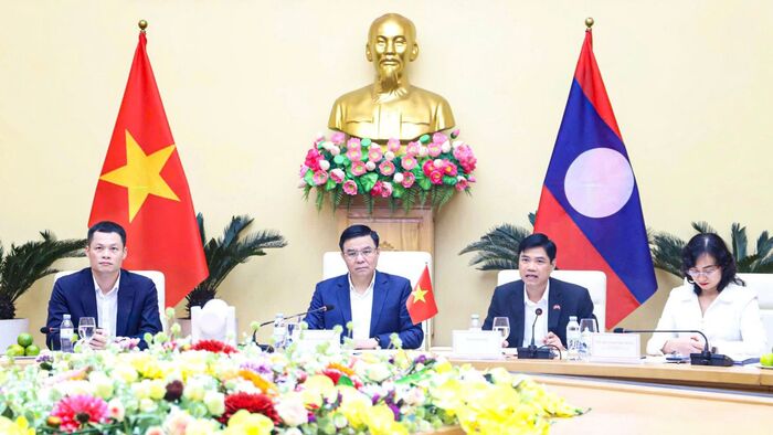 Quyền Bộ trưởng Bộ Công Thương Việt Nam Lê Mạnh Hùng làm việc với Bộ trưởng Bộ Công Thương Lào Malaithong Kommasith