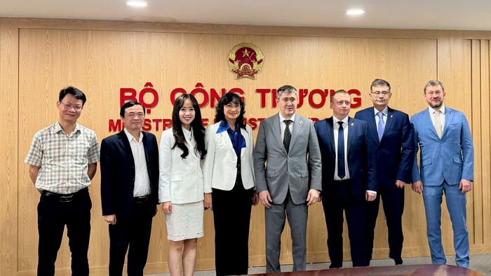 Thứ trưởng Phan Thị Thắng tiếp và làm việc với Thống đốc tỉnh Perm Krai, Liên bang Nga