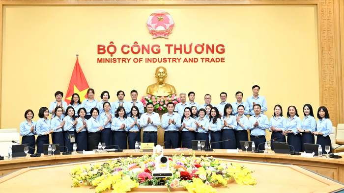 Bộ trưởng Bộ Công Thương Lê Mạnh Hùng làm việc với Vụ Kế hoạch, Tài chính và Quản lý doanh nghiệp
