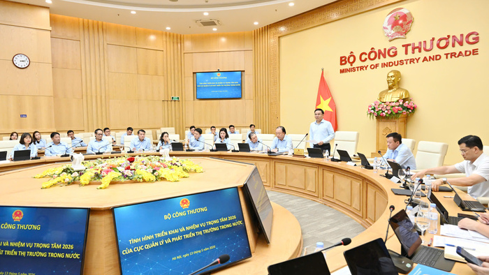 Bộ trưởng Lê Mạnh Hùng làm việc với Cục Quản lý và Phát triển thị trường trong nước