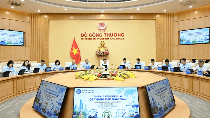 Bộ trưởng Lê Mạnh Hùng làm việc với Cục Xuất nhập khẩu