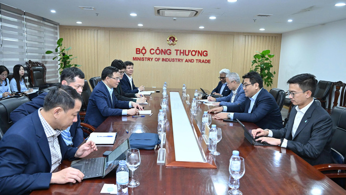 Bộ trưởng Lê Mạnh Hùng làm việc với Chủ tịch kiêm Tổng Giám đốc Tập đoàn Dầu khí quốc gia Malaysia