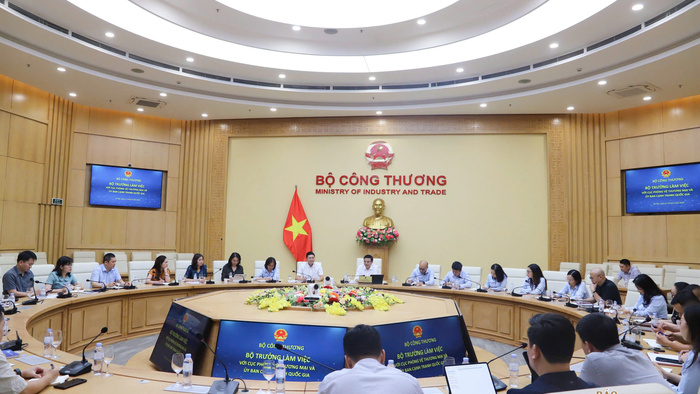 Bộ trưởng Lê Mạnh Hùng làm việc với Cục Phòng vệ thương mại và Ủy ban Cạnh tranh Quốc gia