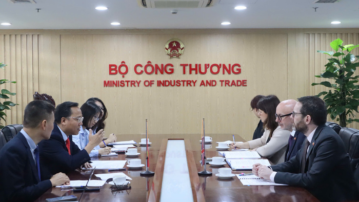 Thứ trưởng Nguyễn Hoàng Long tiếp và làm việc với Đặc phái viên Thương mại Vương quốc Anh