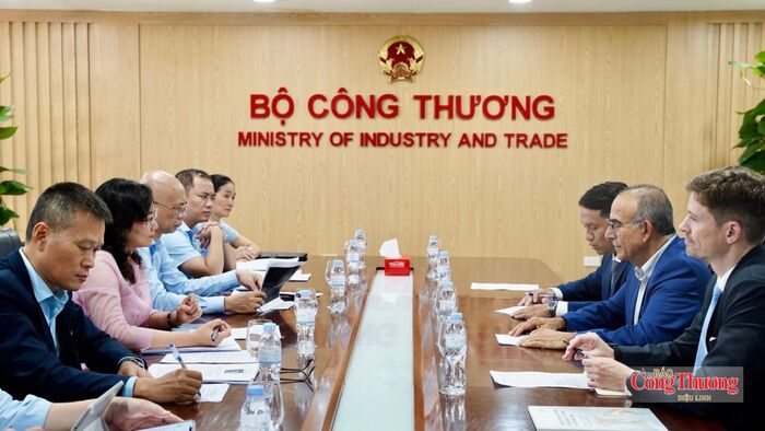 Thứ trưởng Phan Thị Thắng tiếp và làm việc với đoàn công tác của Tổ chức Khu kinh tế tự do thế giới (WFZO)