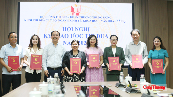 Khối thi đua các Bộ, ngành kinh tế, khoa học - văn hóa - xã hội gắn phong trào thi đua với nhiệm vụ chính trị