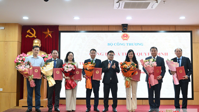 Bộ Công Thương công bố và trao các Quyết định về công tác cán bộ