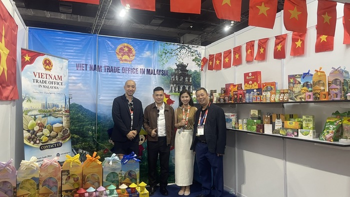 Đông đảo khách tham quan gian hàng của Thương vụ tại Triển lãm Halal quốc tế Malaysia 2026