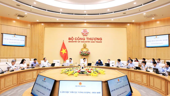 Bộ trưởng Lê Mạnh Hùng làm việc với Cục Năng lượng - Dầu khí