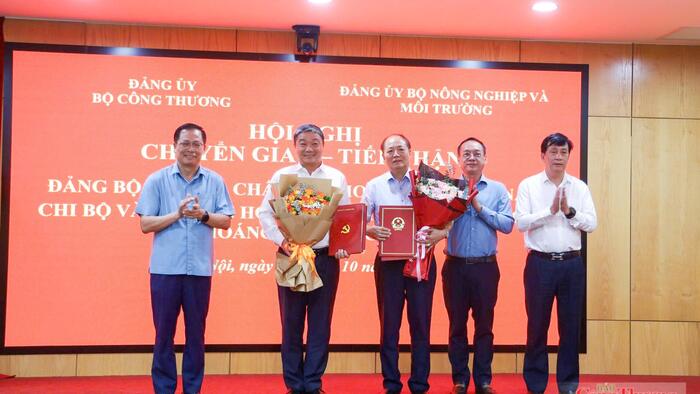 Đảng ủy Bộ Công Thương tiếp nhận 2 tổ chức cơ sở đảng từ Đảng ủy Bộ Nông nghiệp và Môi trường
