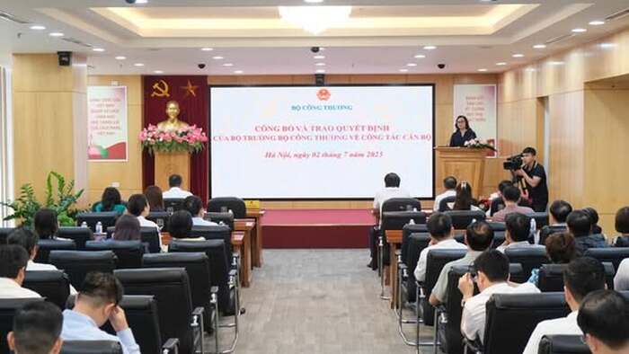 Trao Quyết định điều động, bổ nhiệm Phó Chánh Văn phòng Bộ Công Thương