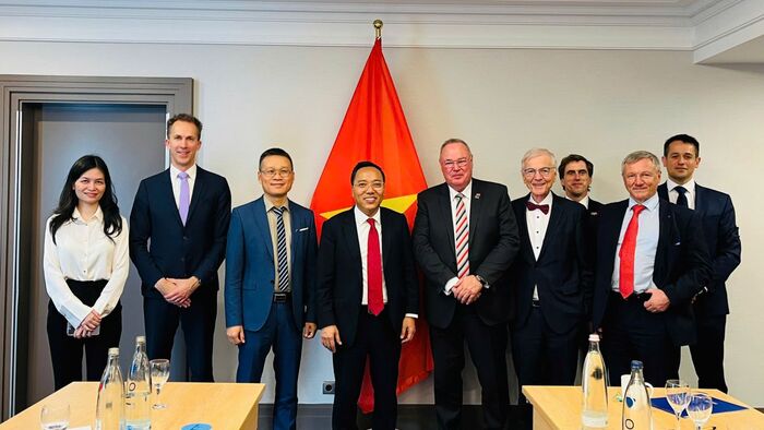 Thứ trưởng Nguyễn Hoàng Long tiếp các doanh nghiệp Đức trong lĩnh vực năng lượng tại Frankfurt, CHLB Đức