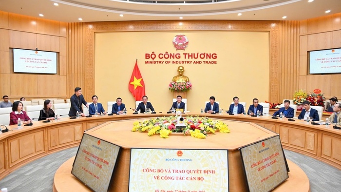 Bộ trưởng Nguyễn Hồng Diên trao các Quyết định về công tác cán bộ