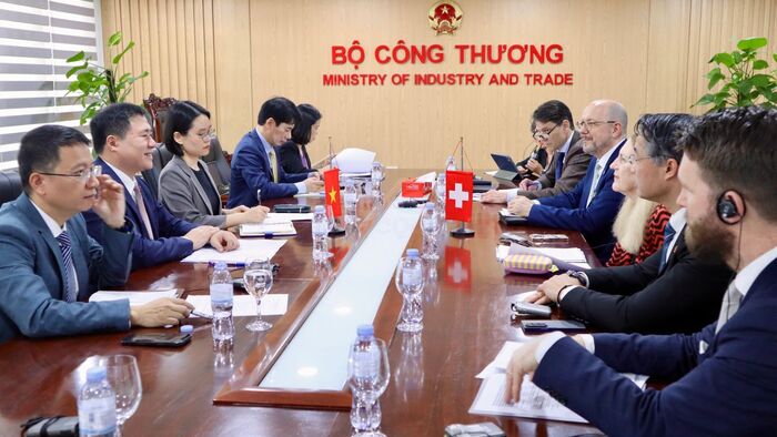 Thứ trưởng Nguyễn Sinh Nhật Tân làm việc với bà Helene Budliger Artieda, Quốc vụ khanh, Tổng cục Kinh tế Liên bang Thụy Sỹ