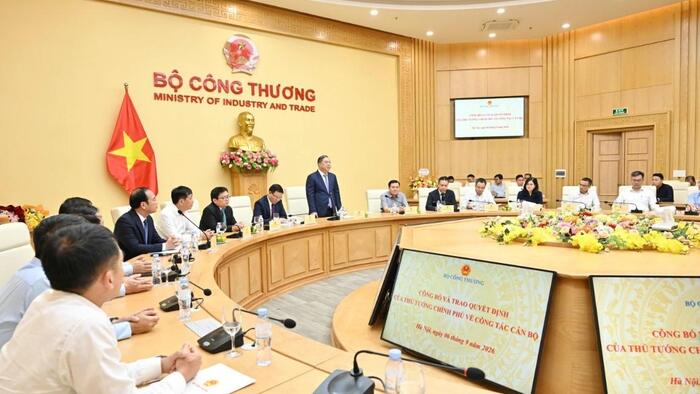 Trao Quyết định của Thủ tướng Chính phủ bổ nhiệm Thứ trưởng Bộ Công Thương