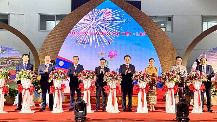 Khai mạc Hội chợ thương mại Việt – Lào 2025