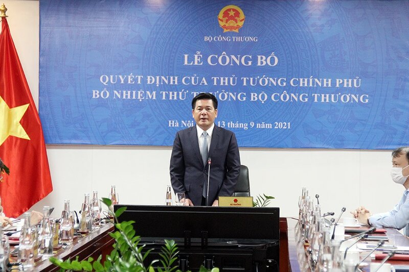 Minister Nguyen Hong Dien hands over appointment decision to Deputy Minister Nguyen Sinh Nhat Tan