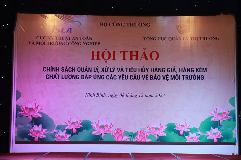 Hội thảo về "Chính sách quản lý, xử lý và tiêu hủy hàng giả, hàng kém chất lượng đáp ứng các yêu cầu về bảo vệ môi trường" do Cục ATMT phối hợp với các đơn vị liên quan tổ chức ngày 08/12/2023 tại Ninh Bình