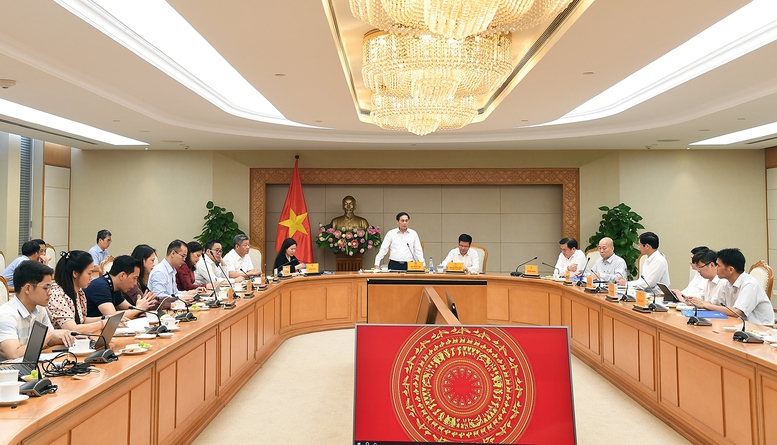 Deputy Prime Minister Bui Thanh Son chaired a meeting to review preparations for the 2025 Autumn Fair - Photo: VGP