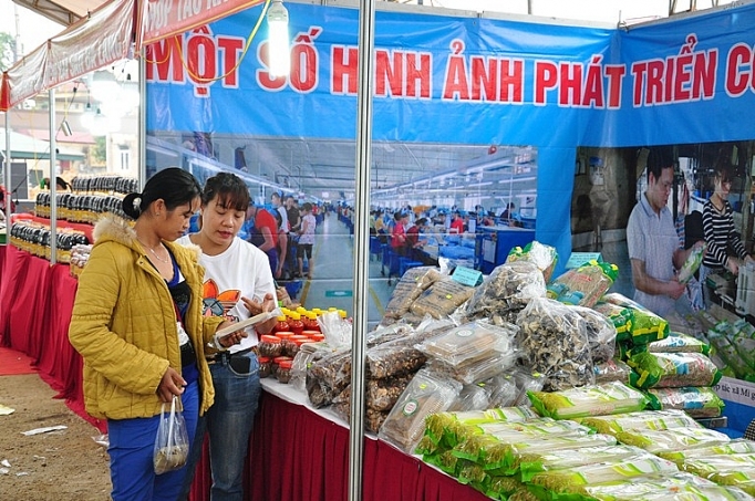 Phú Thọ - lan tỏa phiên chợ hàng Việt lên miền núi phu tho lan toa phien cho hang viet len mien nui