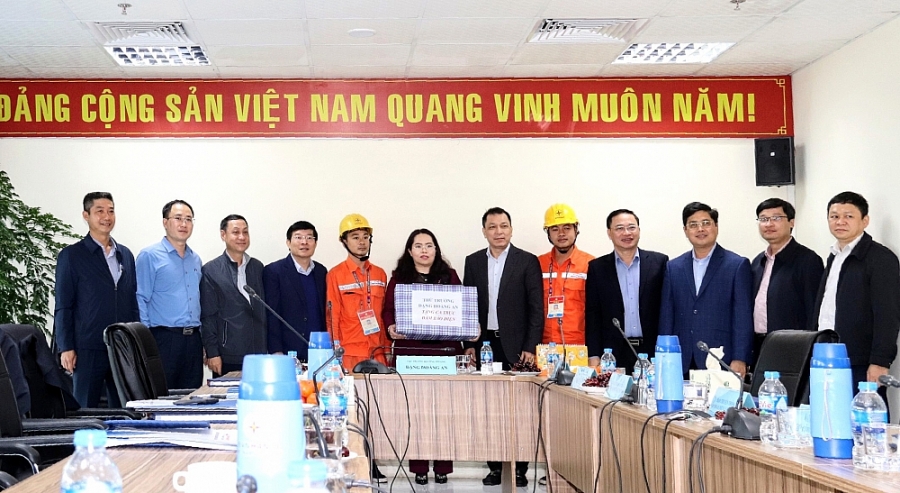 Thứ trưởng Bộ Công Thương Đặng Hoàng An tặng quà cho CBNV, người lao động thực hiên nhiệm vụ trực đảm bảo điện