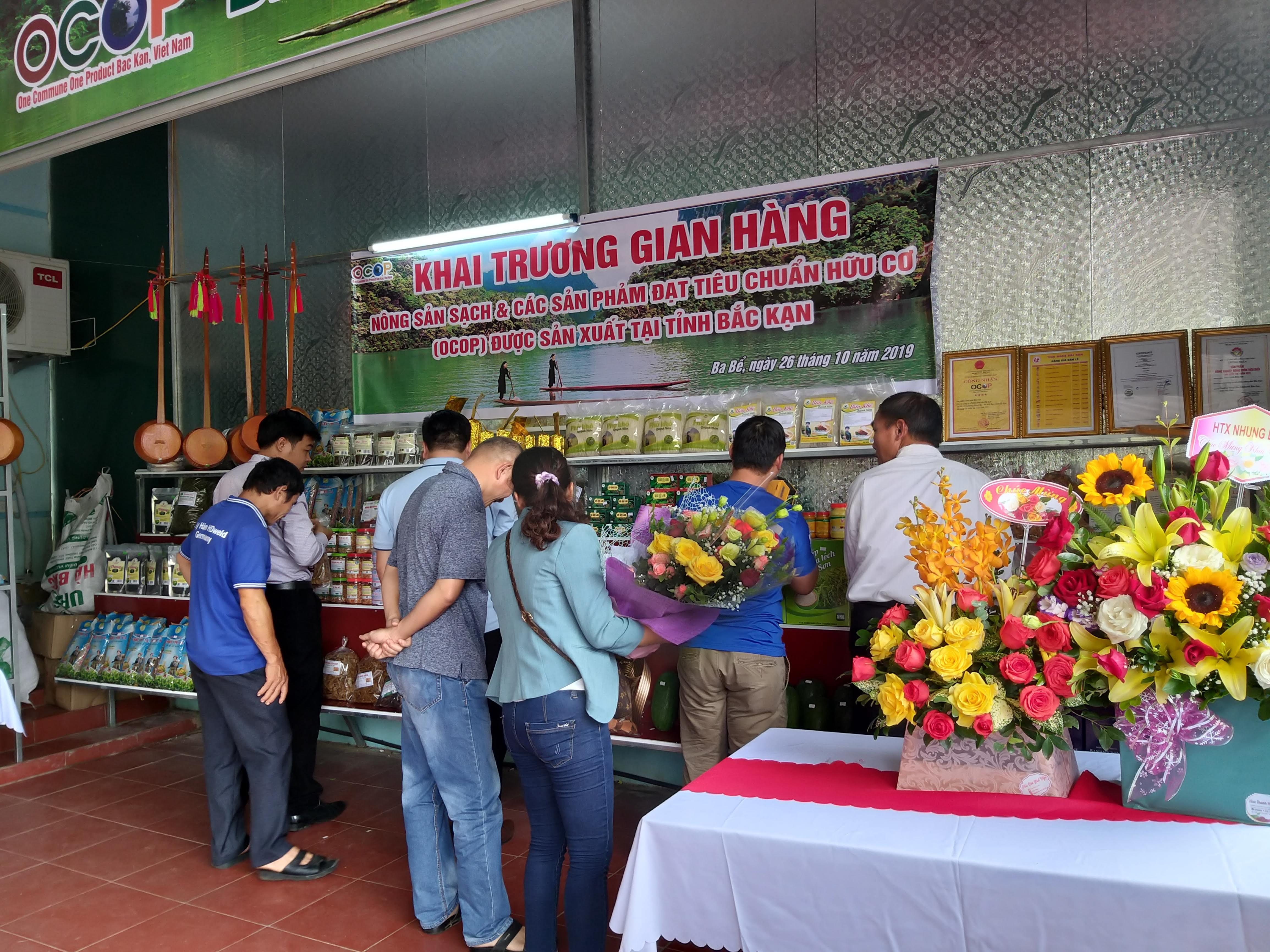 Đông đảo người dân và du khách tham quan gian, mua sắm tại gian hàng Đông đảo người dân và du khách tham quan gian, mua sắm tại gian hàng