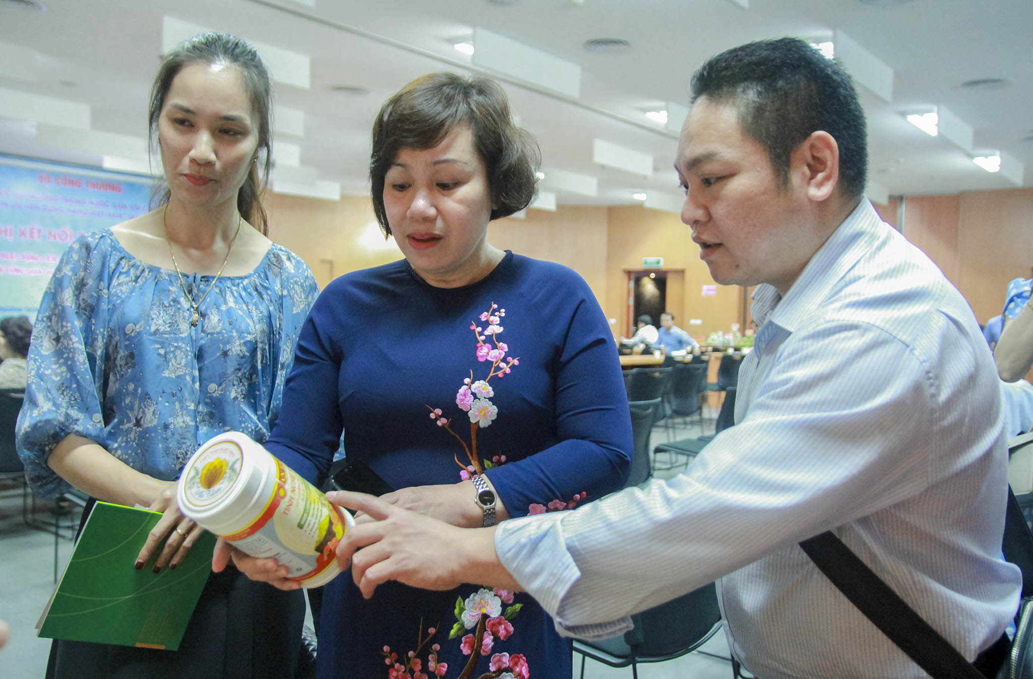 Các đại biểu thăm quan sản phẩm OCOP từ các tỉnh được trưng bày tại Hội nghị Các đại biểu thăm quan sản phẩm OCOP từ các tỉnh được trưng bày tại Hội nghị