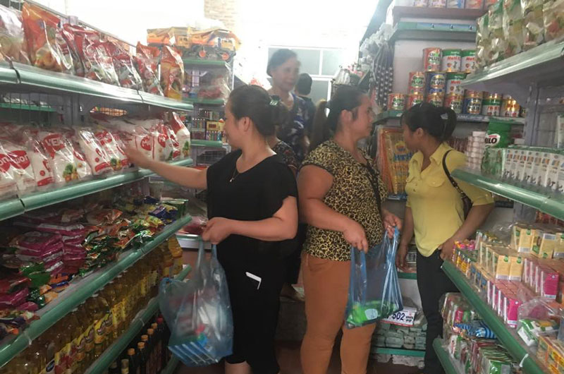 Đông đảo người tiêu dùng thăm quan, mua sắm tại điểm bán hàng Việt Nam tại Cửa hàng kinh doanh tạp hóa của bà Nguyễn Thị Thuận thuộc địa bàn vùng sâu xóm Sơn Phú, xã Cao Sơn, huyện Đà Bắc Đông đảo người tiêu dùng thăm quan, mua sắm tại điểm bán hàng Việt Nam tại Cửa hàng kinh doanh tạp hóa của bà Nguyễn Thị Thuận thuộc địa bàn vùng sâu xóm Sơn Phú, xã Cao Sơn, huyện Đà Bắc
