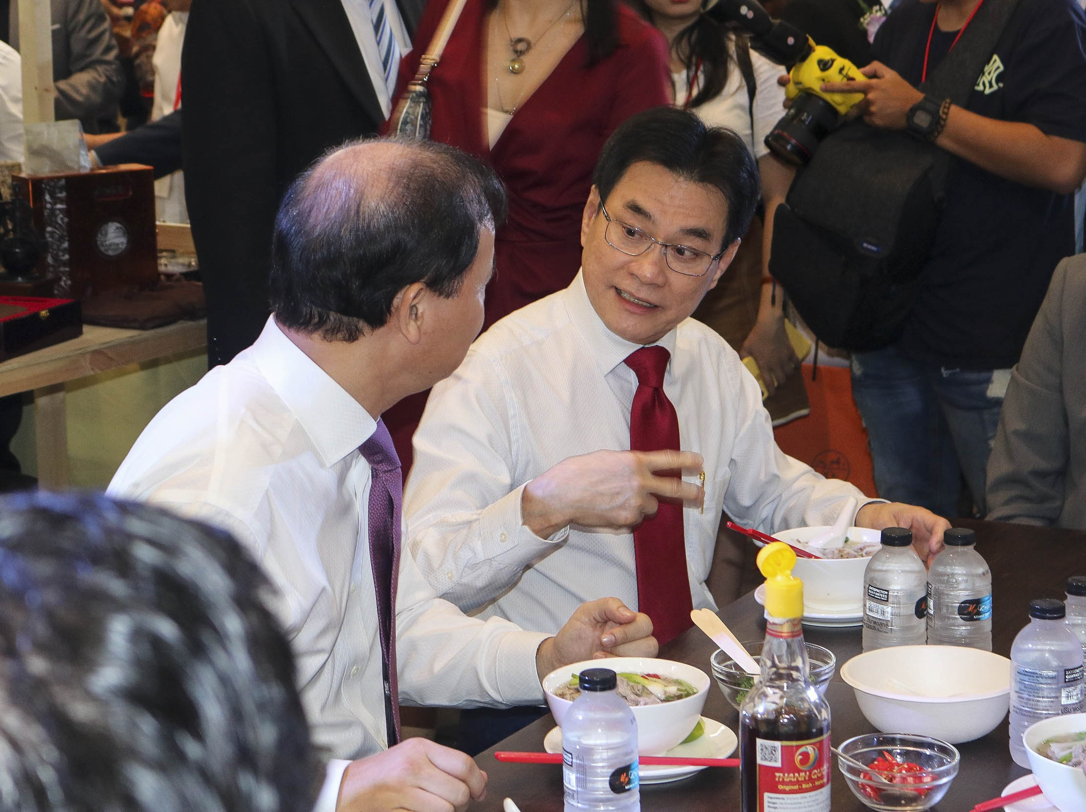 Phó Thủ tướng Chính phủ, Bộ trưởng Bộ Thương mại Thái Lan Jurin Laksanawisit (áo trắng ngoài cùng bên phải) thưởng thức món phở truyền thống và trao đổi với Lãnh đạo Bộ Công Thương Việt Nam Phó Thủ tướng Chính phủ, Bộ trưởng Bộ Thương mại Thái Lan Jurin Laksanawisit (áo trắng ngoài cùng bên phải) thưởng thức món phở truyền thống và trao đổi với Lãnh đạo Bộ Công Thương Việt Nam