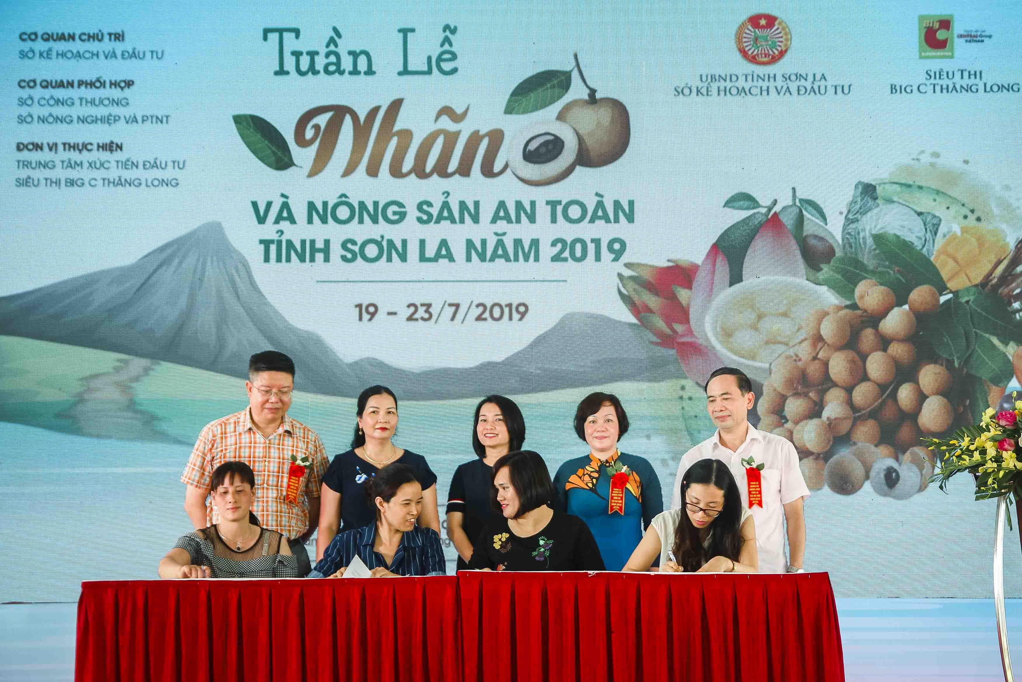 Đại diện Big C ký kết thỏa thuận hợp tác thu mua nông sản trực tiếp với các Hợp tác xã của tỉnh Sơn La Đại diện Big C ký kết thỏa thuận hợp tác thu mua nông sản trực tiếp với các Hợp tác xã của tỉnh Sơn La