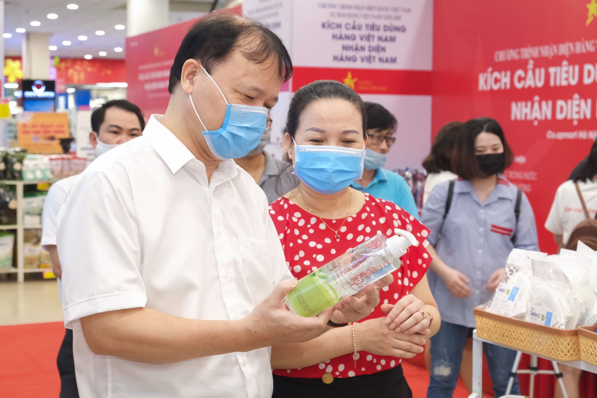 Thứ trưởng Đỗ Thắng Hải ghi nhận và đánh giá cao hệ thống Saigon Co.op và siêu thị Big C Thăng Long đã thực hiện nghiêm chỉ đạo của Bộ Công Thương chuẩn bị nguồn cung đầy đủ, nhất là các mặt hàng thiết yếu Thứ trưởng Đỗ Thắng Hải ghi nhận và đánh giá cao hệ thống Saigon Co.op và siêu thị Big C Thăng Long đã thực hiện nghiêm chỉ đạo của Bộ Công Thương chuẩn bị nguồn cung đầy đủ, nhất là các mặt hàng thiết yếu