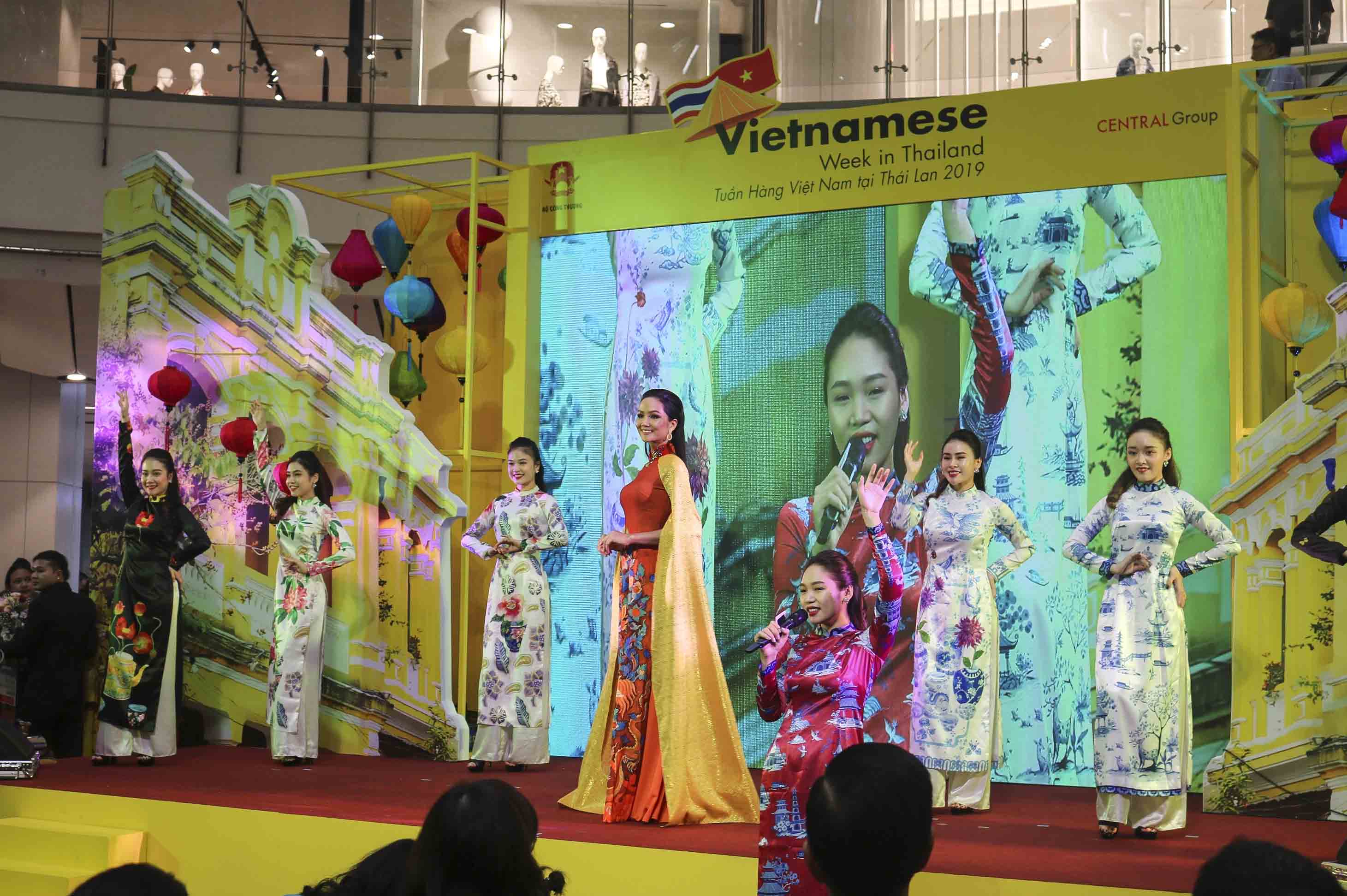 Hoa hậu Hoàn vũ Việt Nam 2017 H’Hen Nie xuất hiện trong trang phục áo dài truyền thống cùng và những diễn viên nổi tiếng Thái Lan Hoa hậu Hoàn vũ Việt Nam 2017 H’Hen Nie xuất hiện trong trang phục áo dài truyền thống cùng và những diễn viên nổi tiếng Thái Lan