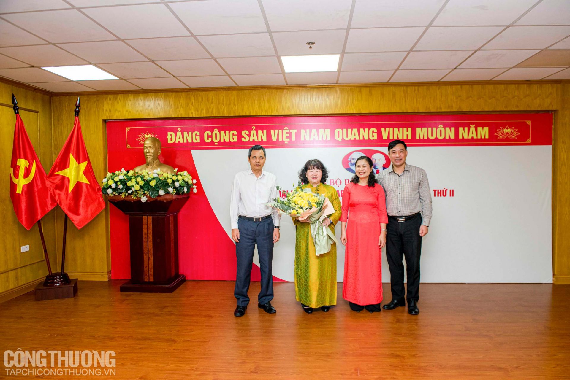 Chi ủy Chi bộ Tạp chí Công Thương nhiệm kỳ 2020 - 2025 ra mắt nhận nhiệm vụ Chi ủy Chi bộ Tạp chí Công Thương nhiệm kỳ 2020 - 2025 ra mắt nhận nhiệm vụ