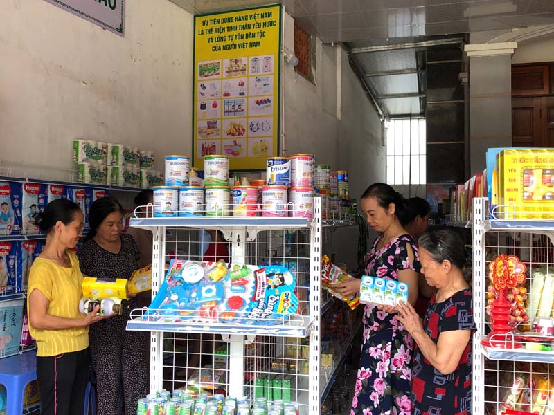 Đông đảo người dân đến thăm quan, mua sắm tại điểm bán hàng Việt Nam tại khu Đoàn Kết, thị trấn Thanh Hà (Lạc Thủy). Đông đảo người dân đến thăm quan, mua sắm tại điểm bán hàng Việt Nam tại khu Đoàn Kết, thị trấn Thanh Hà (Lạc Thủy).