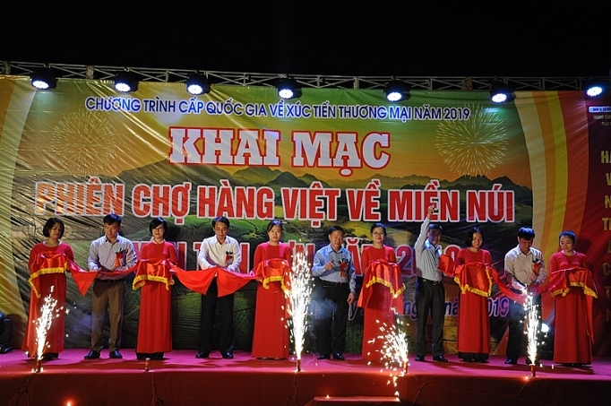 Phú Thọ - lan tỏa phiên chợ hàng Việt lên miền núi phu tho lan toa phien cho hang viet len mien nui