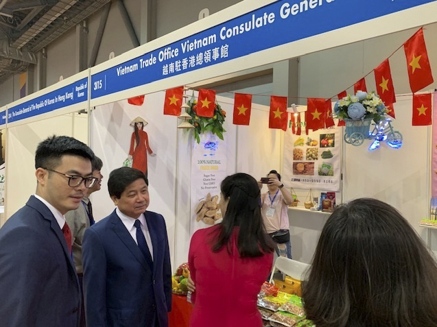 Thứ trưởng Bộ Nông nghiệp và Phát triển nông thôn Lê Quốc Doanh thăm gian hàng Thương vụ Thứ trưởng Bộ Nông nghiệp và Phát triển nông thôn Lê Quốc Doanh thăm gian hàng Thương vụ