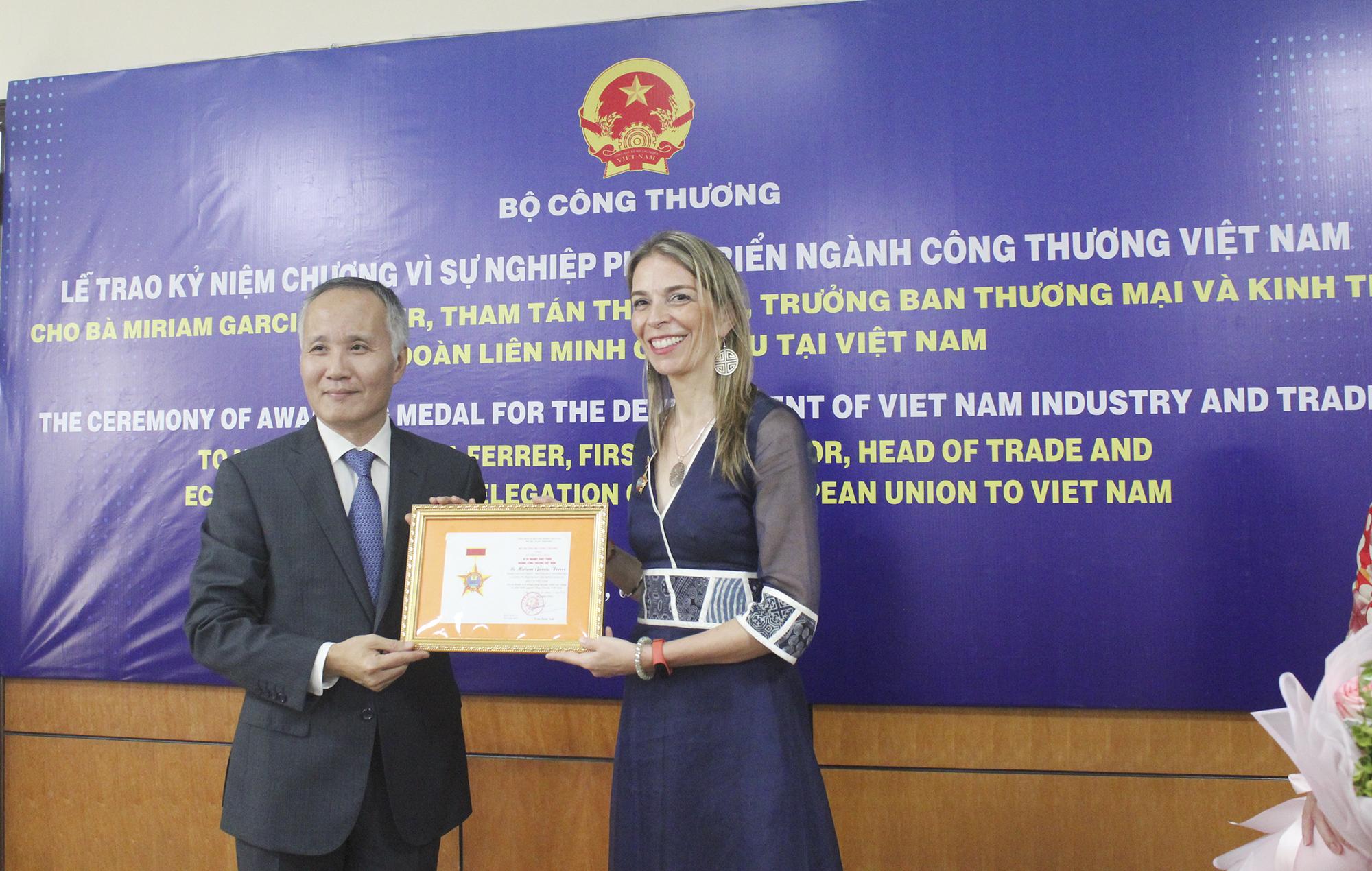 trao kỷ niệm chương cho đại sứ EU trao kỷ niệm chương cho đại sứ EU