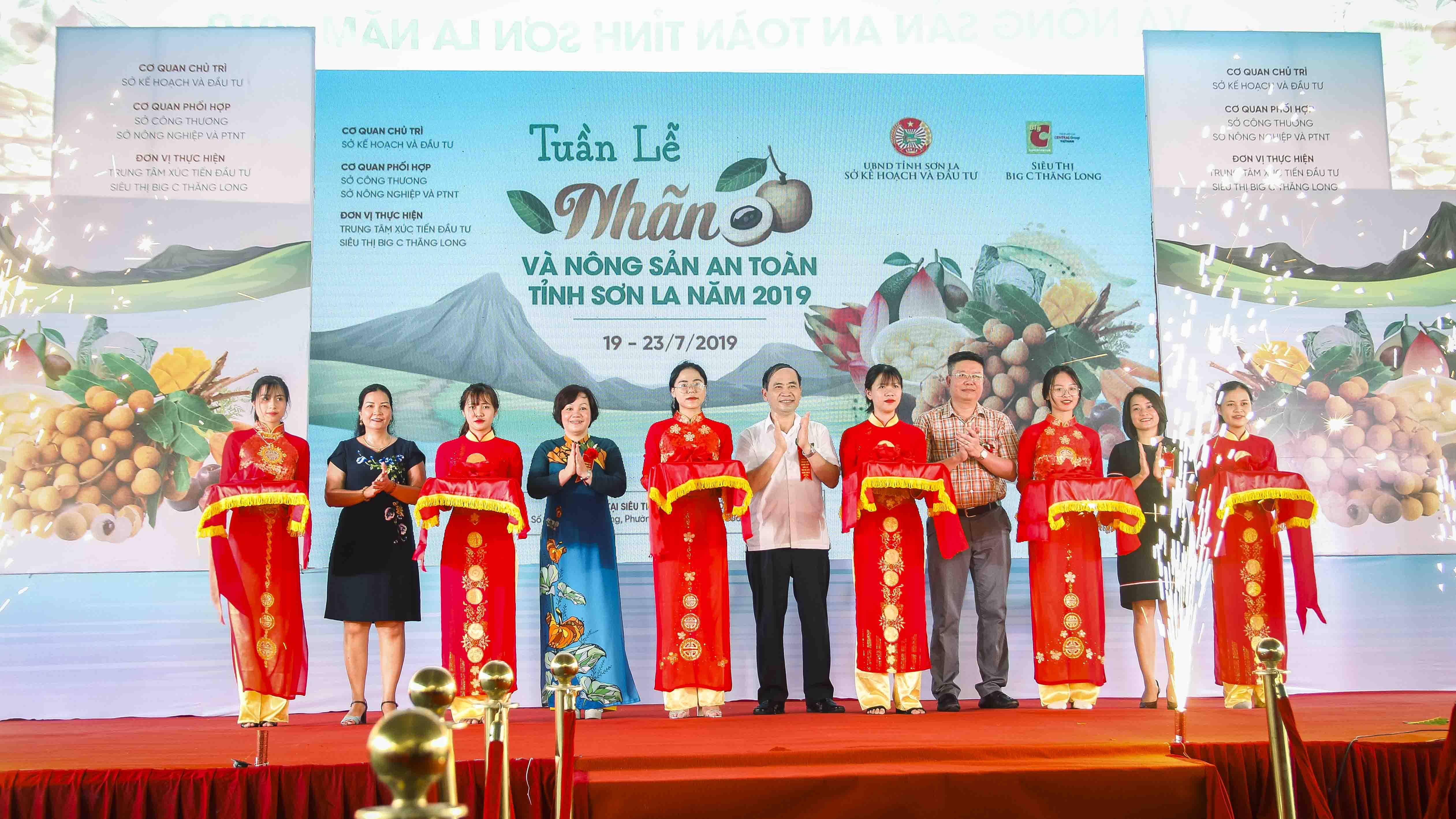 Đại biểu cắt băng khai mạc Tuần lễ Nhãn và Nông sản an toàn tỉnh Sơn La năm 2019 Đại biểu cắt băng khai mạc Tuần lễ Nhãn và Nông sản an toàn tỉnh Sơn La năm 2019