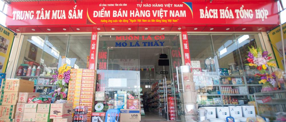cửa hàng của anh Lê Văn Hùng - nơi được chọn làm điểm bán hàng Việt đầu tiên của tỉnh Hòa Bình cửa hàng của anh Lê Văn Hùng - nơi được chọn làm điểm bán hàng Việt đầu tiên của tỉnh Hòa Bình